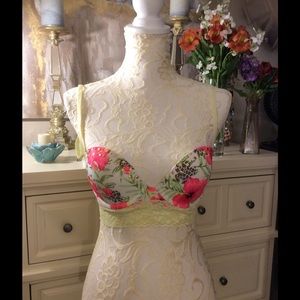 VS PINK Strapless bra with sexy metal detail NWOT