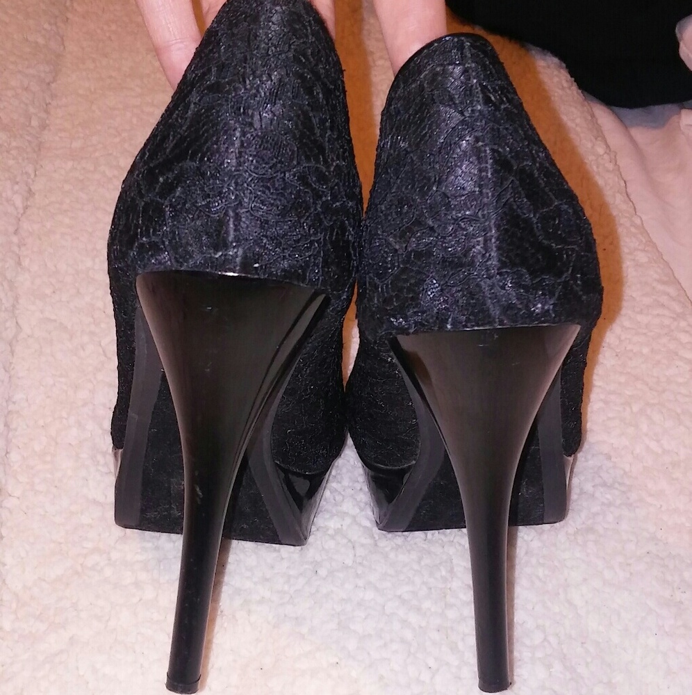 Lace detail pumps