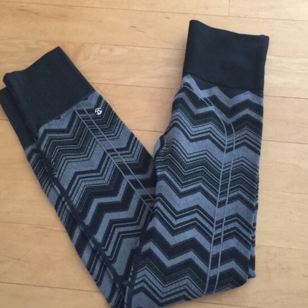 LULU LEMON black and grey chevron leggings