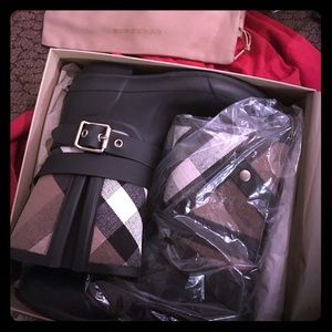 Burberry short rain boots!