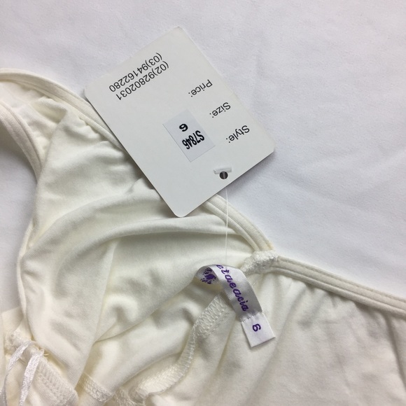 🌸5 for $20🌸 White Criss-Cross Crop Top - Picture 5 of 6