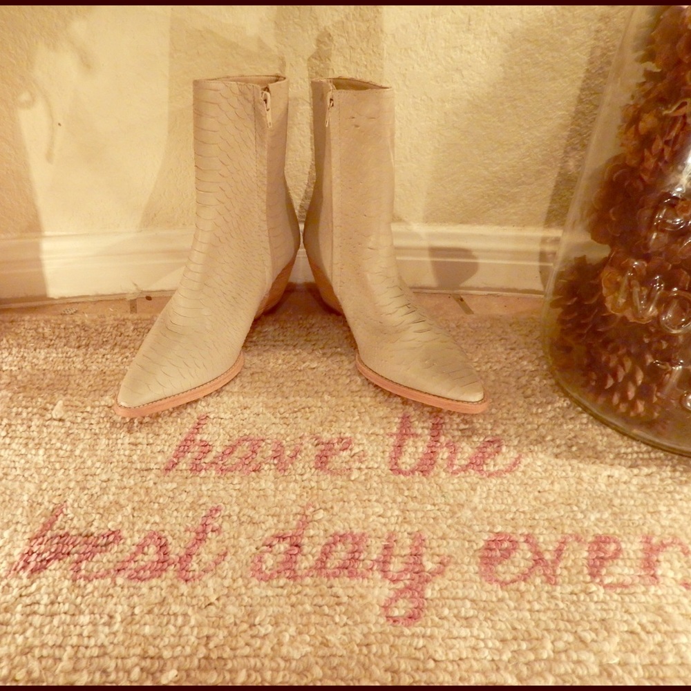 Brand new Matisse "Cady" ivory python  booties