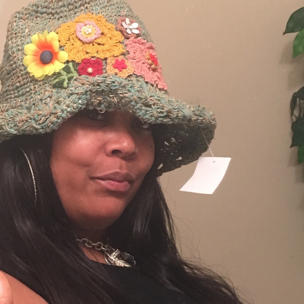 Heavy teal green wired brim hat w/embroidery 🌸🌼