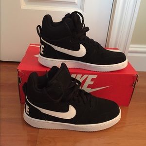 NIB WOMENS NIKE SNEAKERS 7