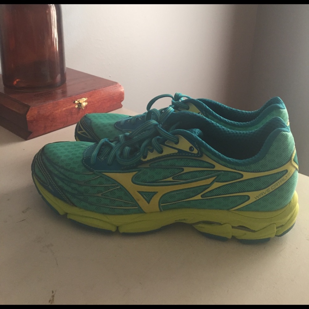 Mizuno wave catalyst women's running shoe