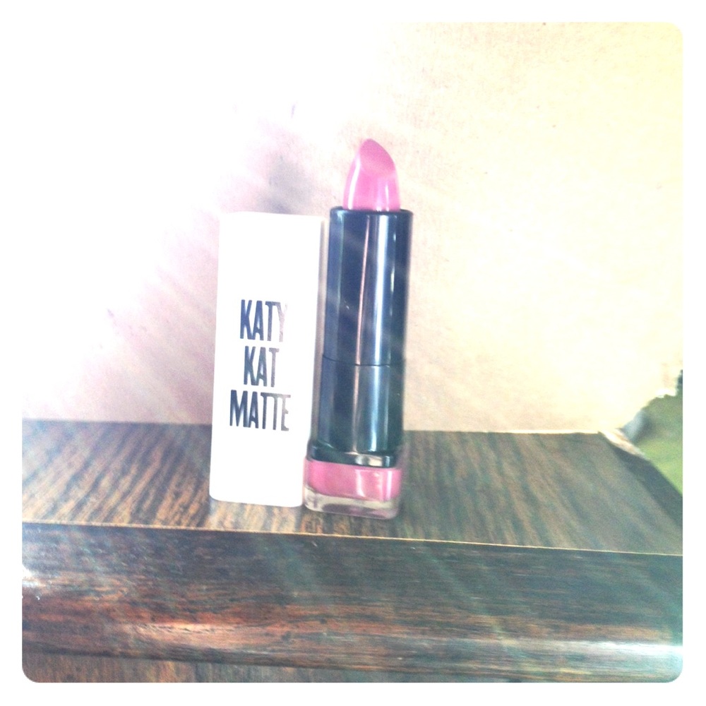 Katy Kat Covergirl matte-kitty Purry-lipstick