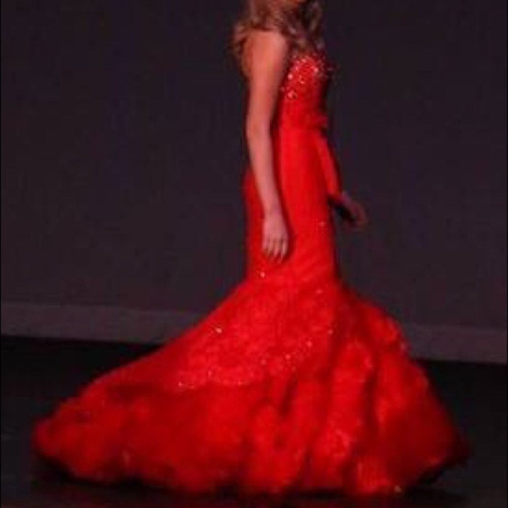 Red Sherri Hill size 2 prom/pageant dress