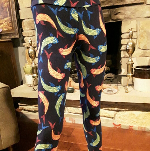 Lularoe Unicorn Rare Koi Fish leggings - Picture 3 of 5