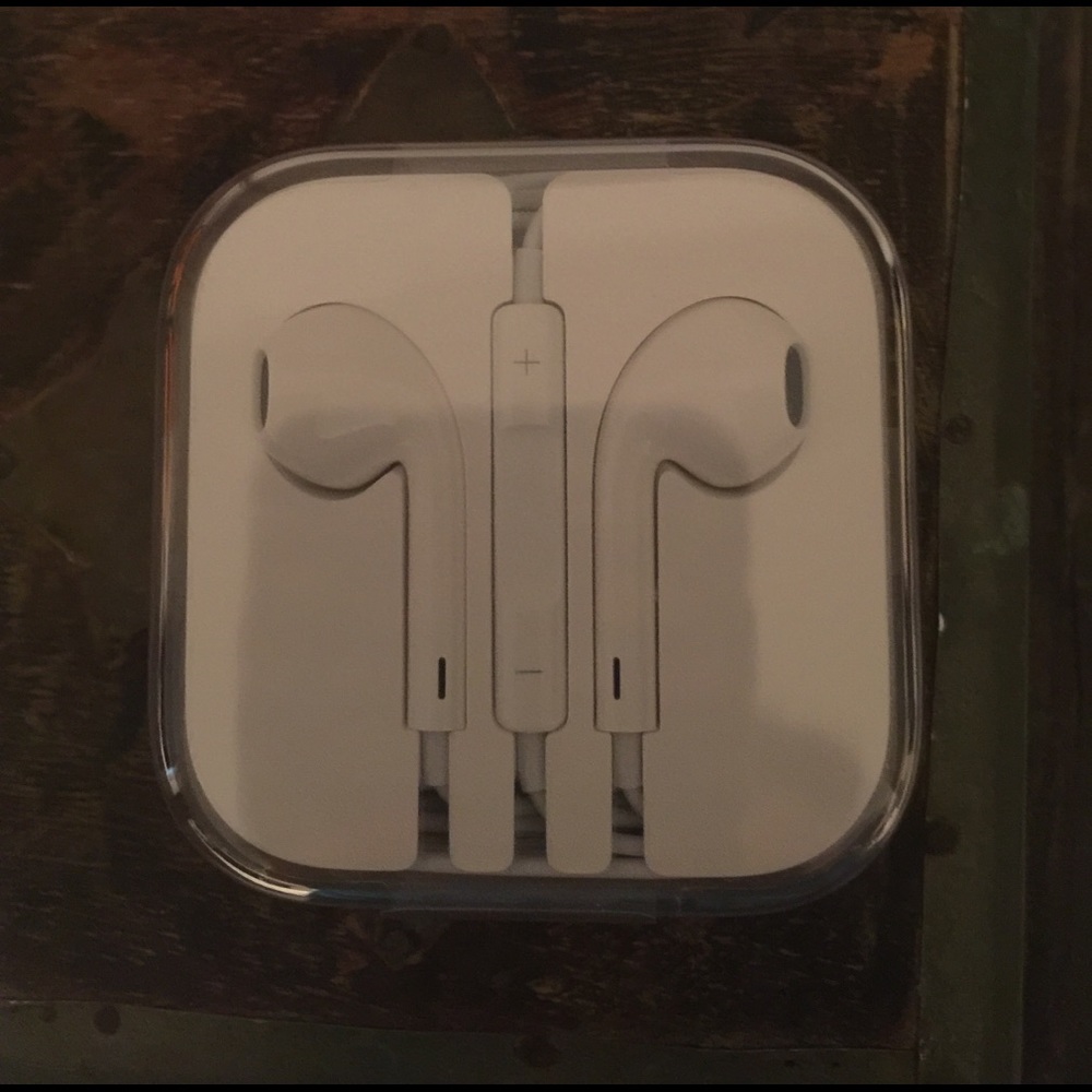 New Authentic Apple Earphones