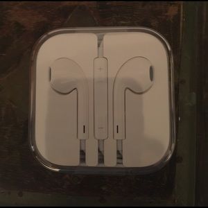 New Authentic Apple Earphones