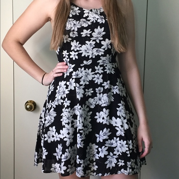 Final❗️One Left❗️Black Cream Floral Dress - Picture 7 of 8