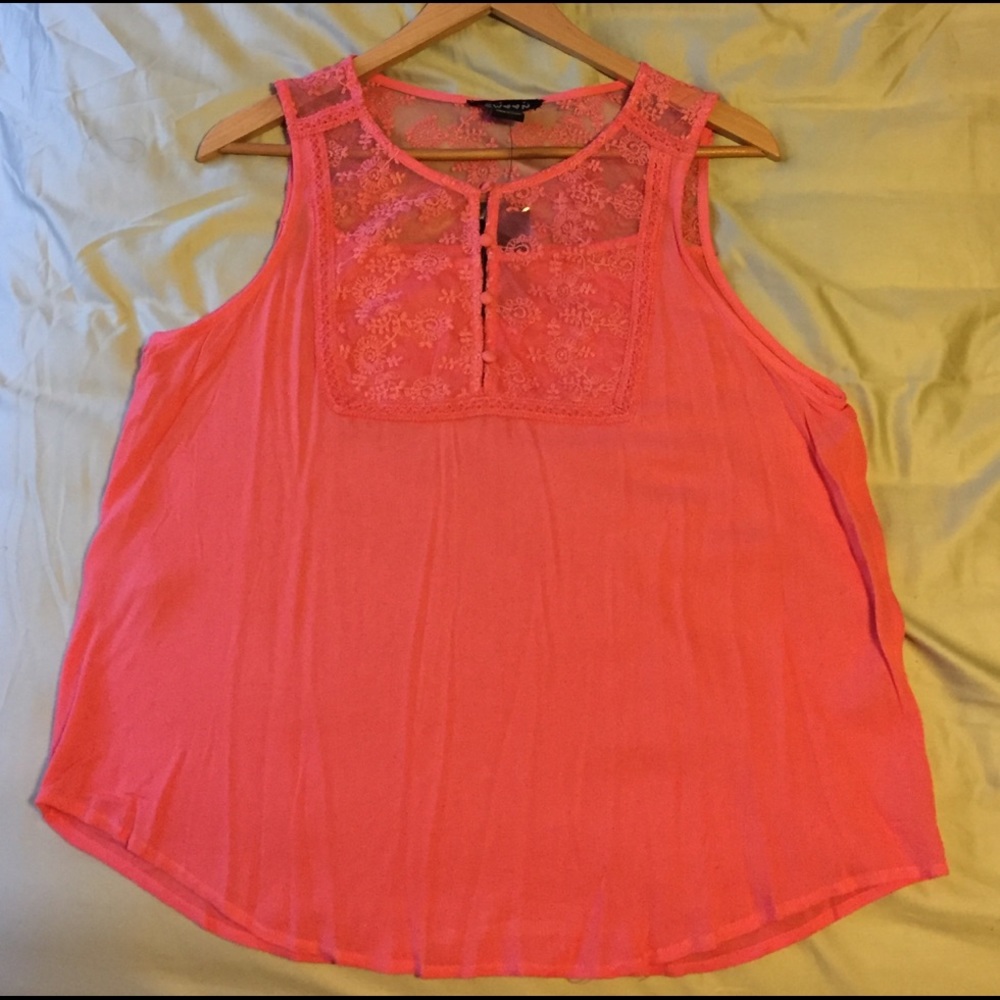 Large Tank Top With Lace Embellishment