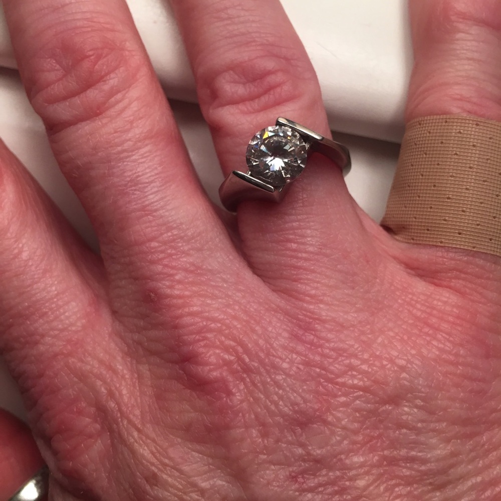 💐2.0 CT CZ GORGEOUS STAINLESS RING - Picture 5 of 5