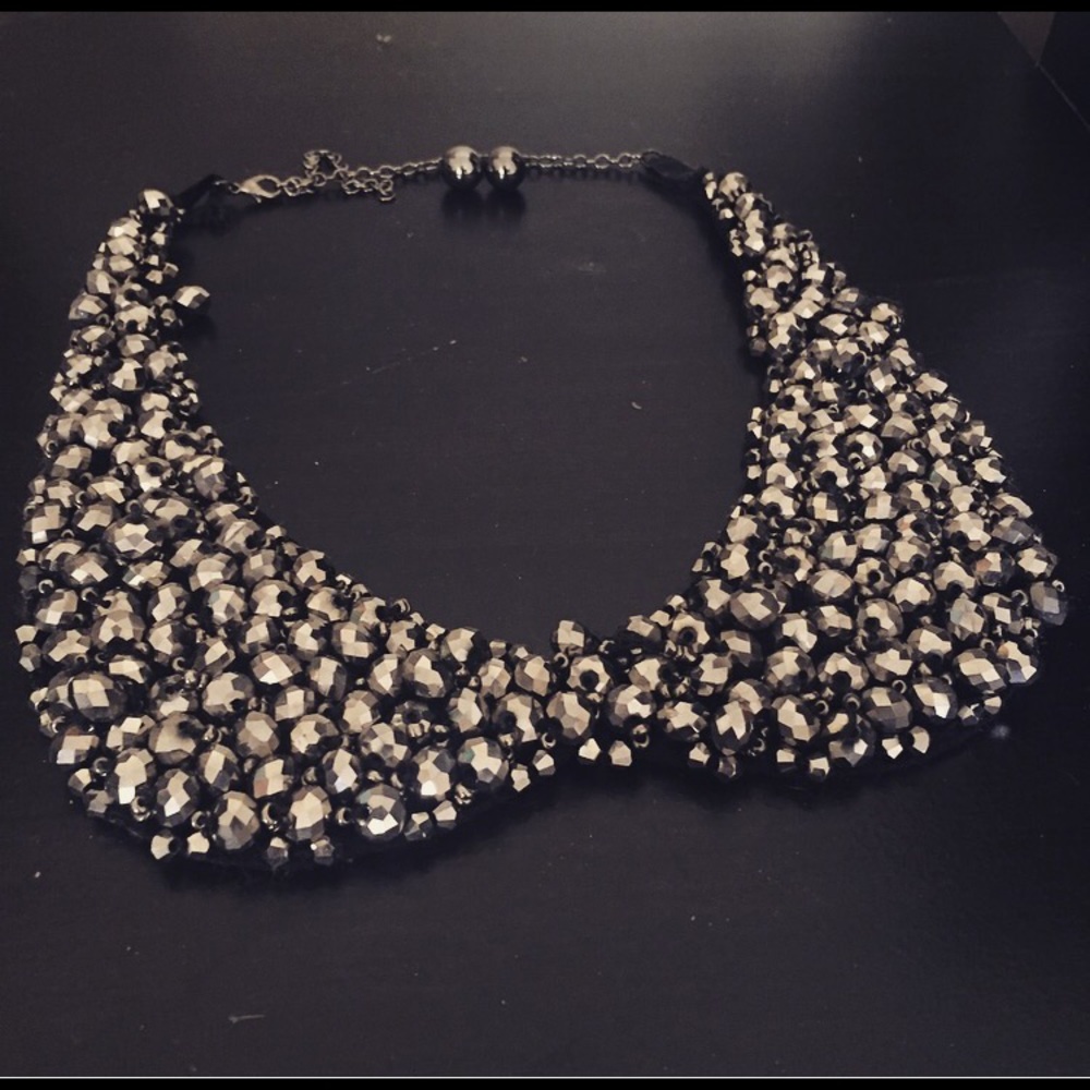 2 for 1 stud earrings and bib necklace 🖤