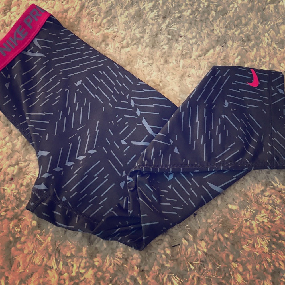 Gentle Used Nike Pro crops SZ Medium