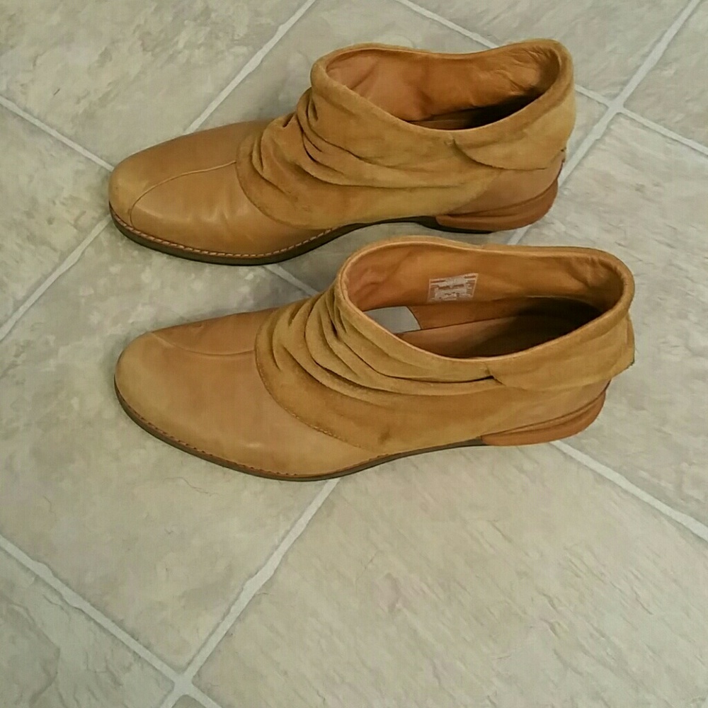 Patagonia Addie Ruffle gold bootie