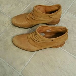 Patagonia Addie Ruffle gold bootie