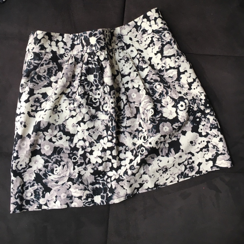 3 for $15 GAP black and white floral circle skirt