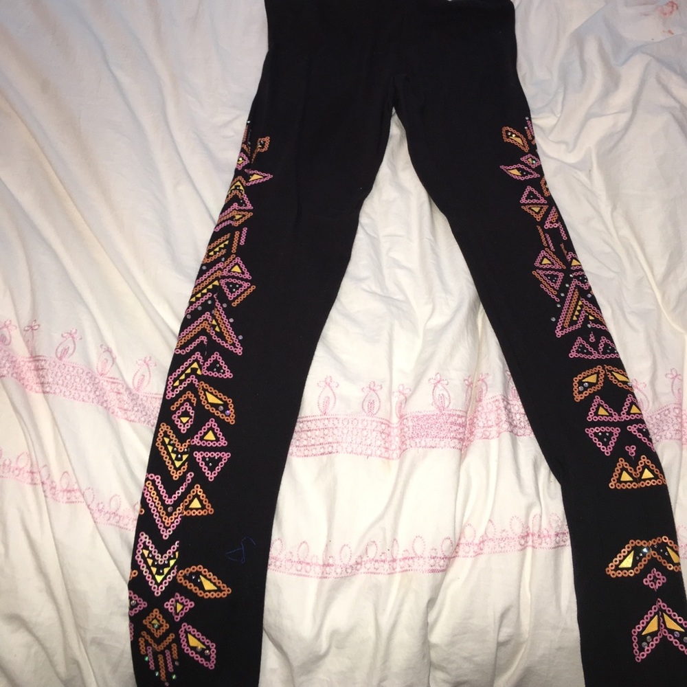 Black leggings with design