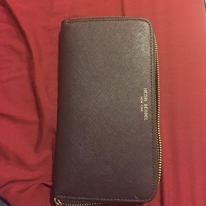 Henri Bendel full zip around wallet