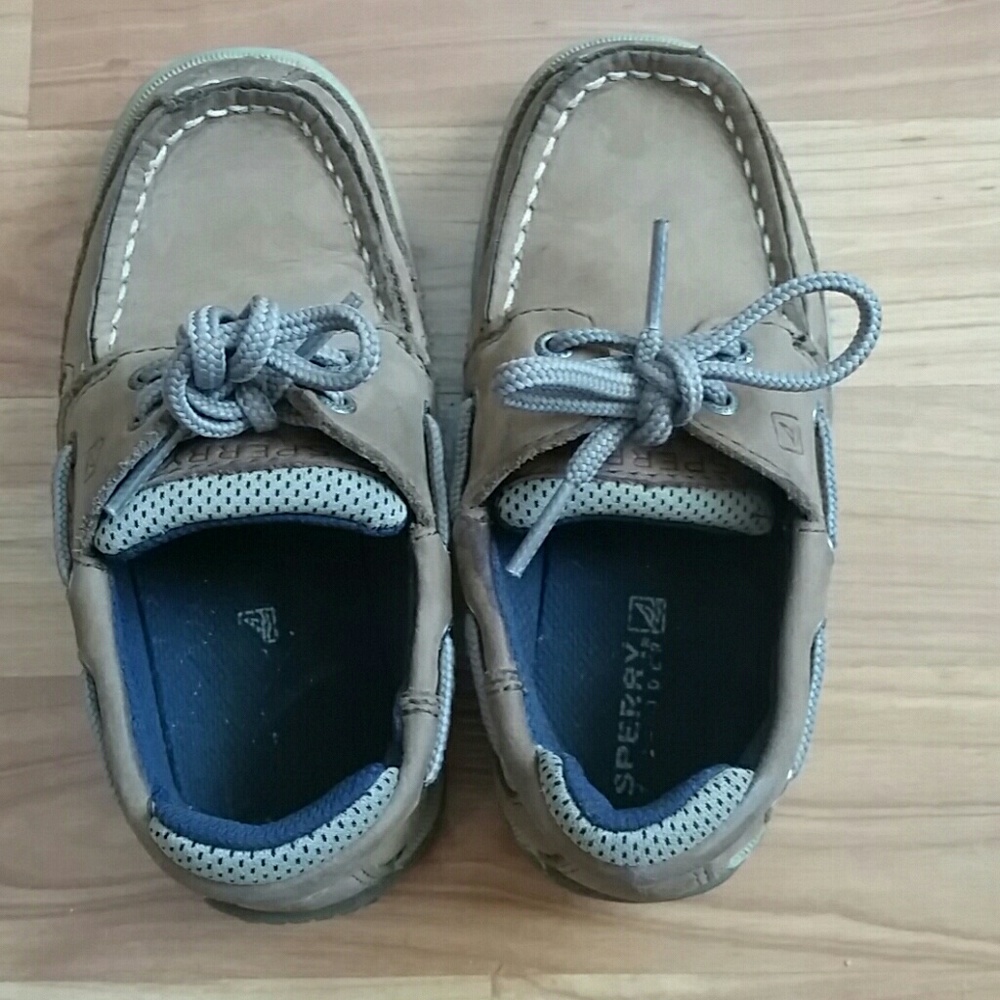 Boys size 10 sperrys, good condition