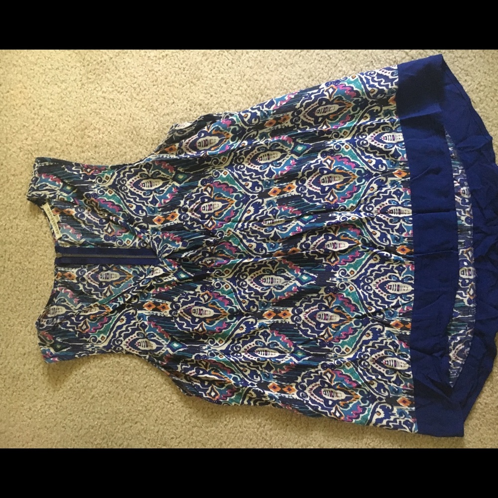 Loose, flowy hi-lo printed tank top