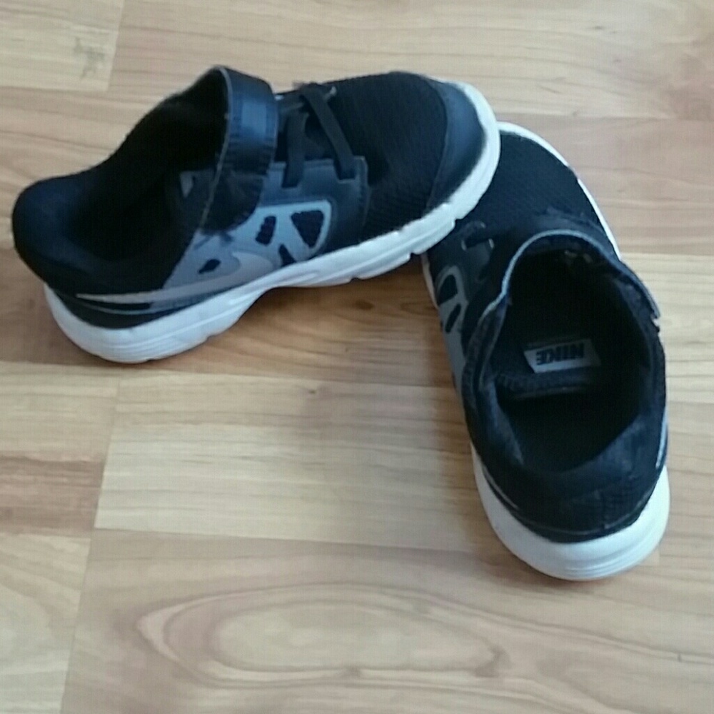 Toddler boy size 9 nike tennis shoes