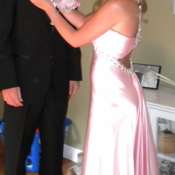 Beautiful Open Back Dress with Butterfly Details - Picture 2 of 7