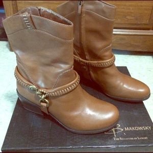 NWOT!! Brown leather boots size 61/2