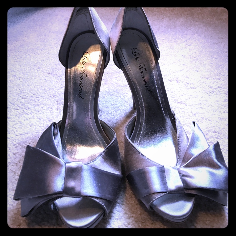 ✨Silver Satin Bow Heels✨