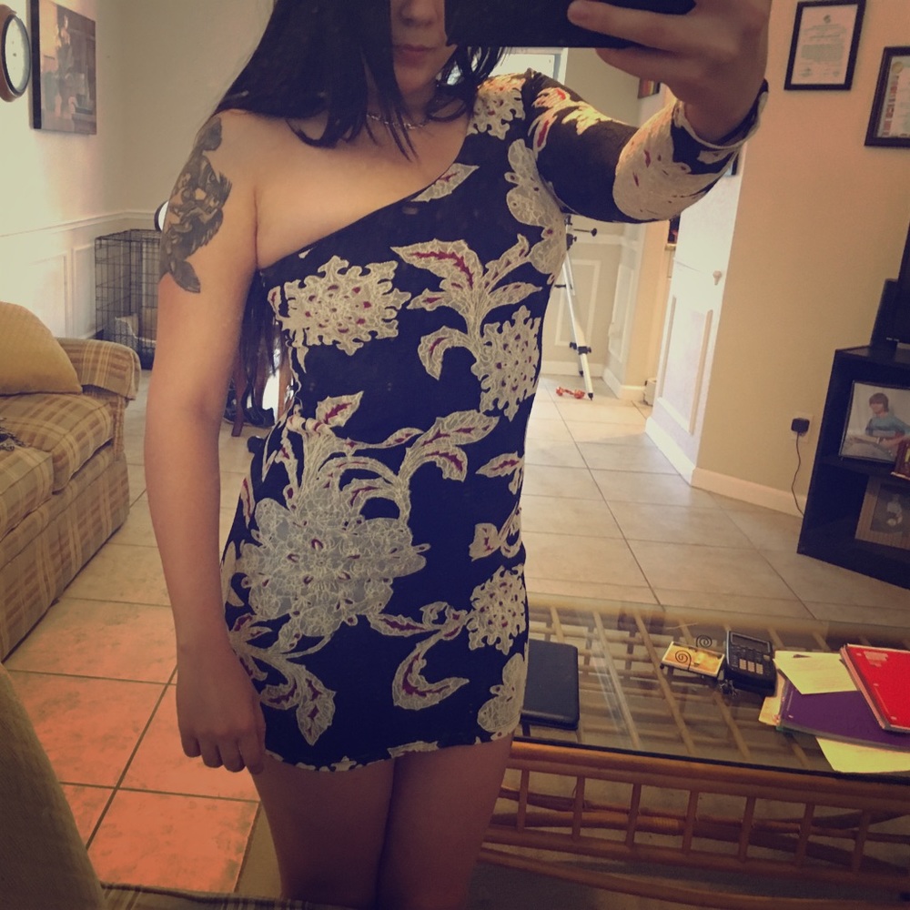 One sleeve dress! ❤🖤