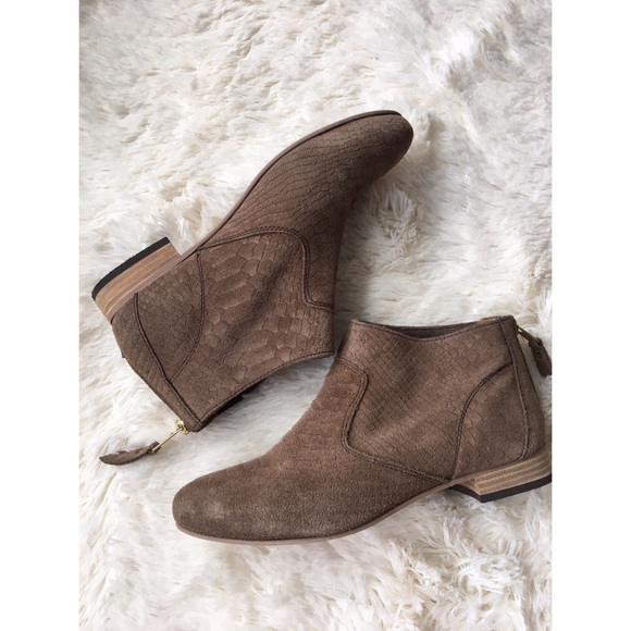 Anthropologie Shoes - Anthropologie Seychelles suede taupe ankle boot