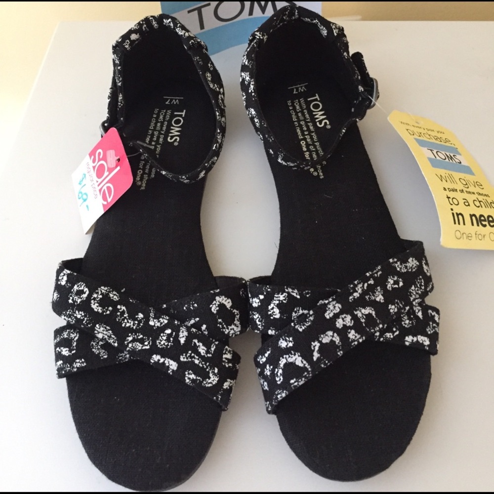 BNWT in box Tom's B&W Snow Leopard Sandals!