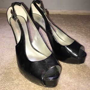 ✨Shiny Black cutout heels✨