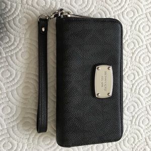 Michael kors wristlet