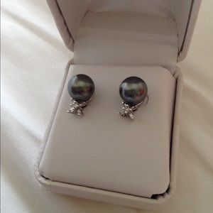 Tahitian pearl earrings with diamonds