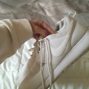 White Nike Roshe Run