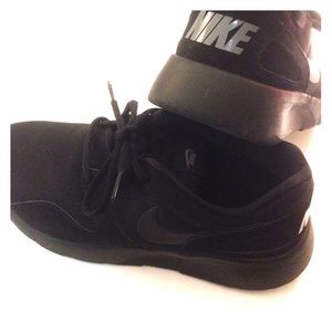 Nike running shoes size 7.5 women/6 youth