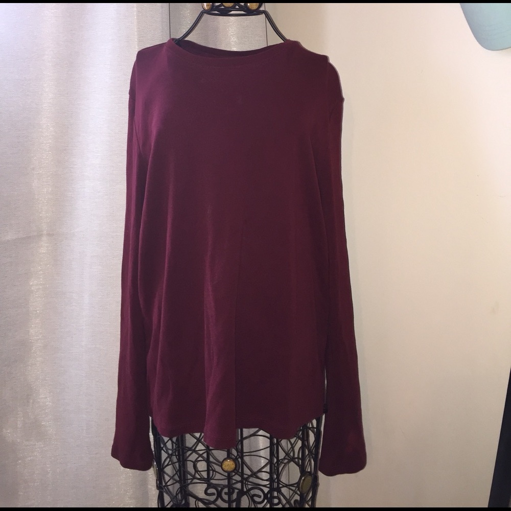 Maroon tshirt
