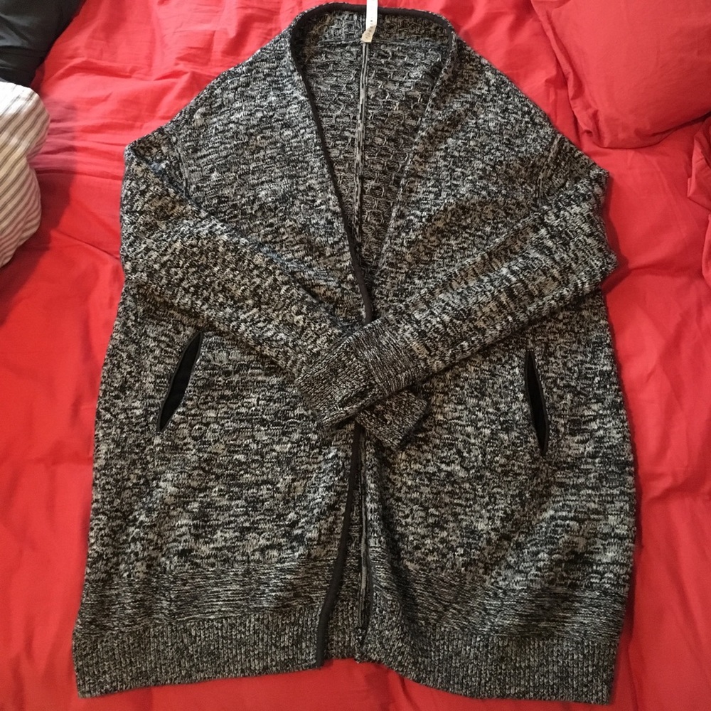 LULULEMON Sweater Cardigan! Black & White