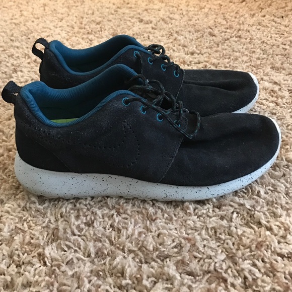 Nike Shoes - Nike Roshe Run