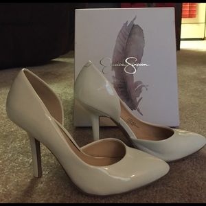 Jessica Simpson White Heels😍