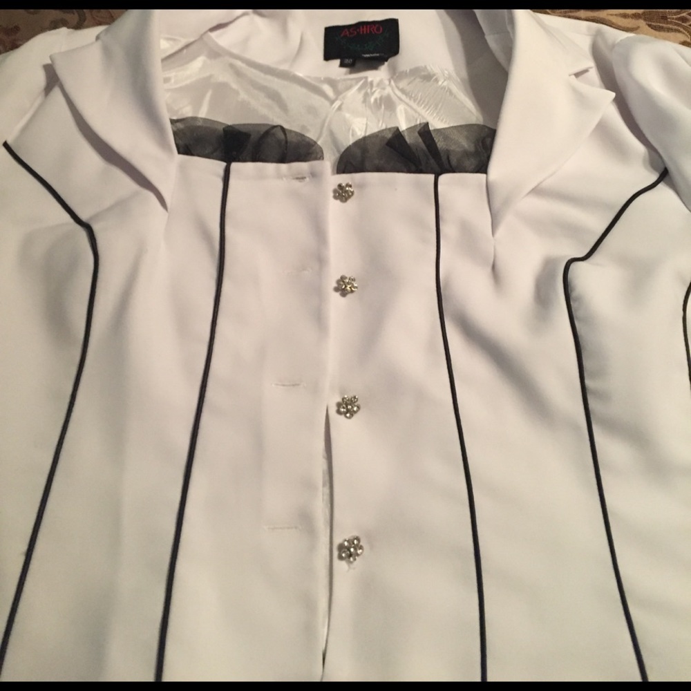 2pc white w/black pinstripe suit, 20w