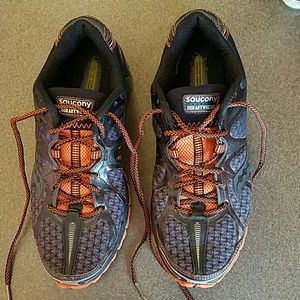 Men's Saucony athletic shoes in good condition.
