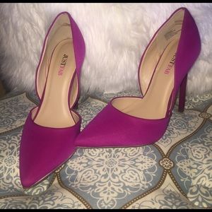 Hot pink pointy pumps