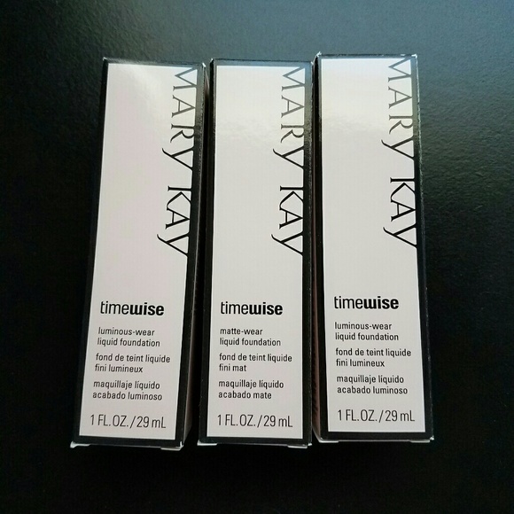 TimeWise Matte-Wear Liquid Foundation - Picture 1 of 2