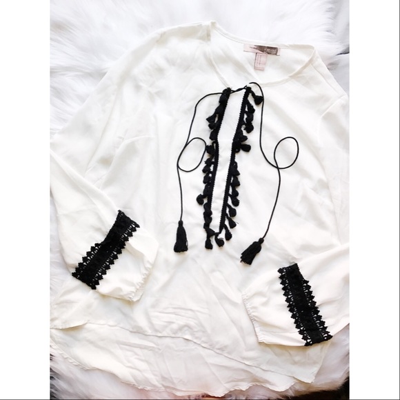 White Top With Tassel Detail🎀 - Picture 2 of 2