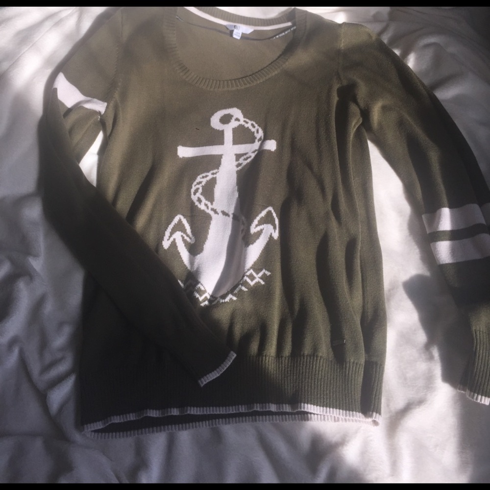 Barely worn volcom sweater