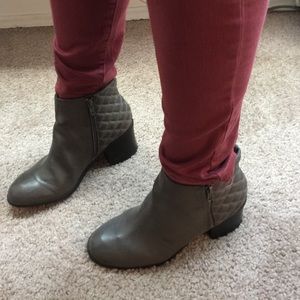 Mia Grey Zip ankle boots Knoxx size 9 quilted back