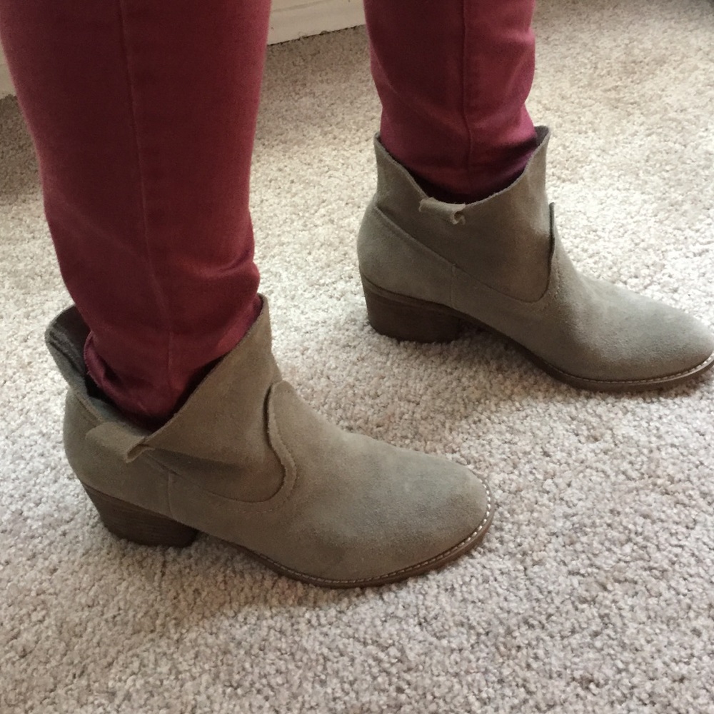 New Carlos Santana taupe suede ankle cowboy boots